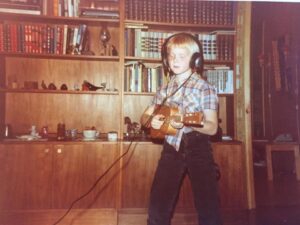 Björn med gitarr som barn