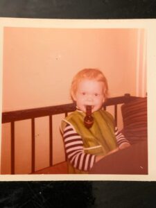 Björn, 3 år, med pappas pipa
