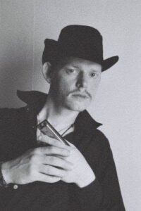 Björn med munspel i Paris